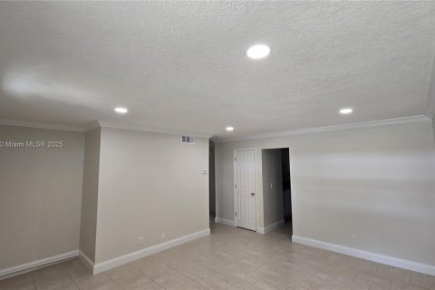 House in South Daytona, Florida 3 bedrooms, 107.4 sq.m. № 1850574 - photo 14