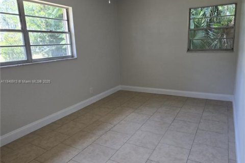 House in South Daytona, Florida 3 bedrooms, 107.4 sq.m. № 1850574 - photo 25
