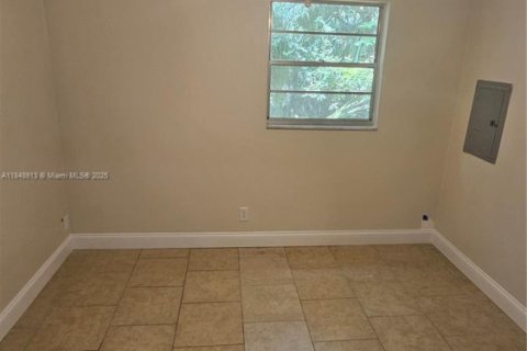 House in South Daytona, Florida 3 bedrooms, 107.4 sq.m. № 1850574 - photo 5