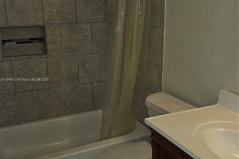 House in South Daytona, Florida 3 bedrooms, 107.4 sq.m. № 1850574 - photo 1