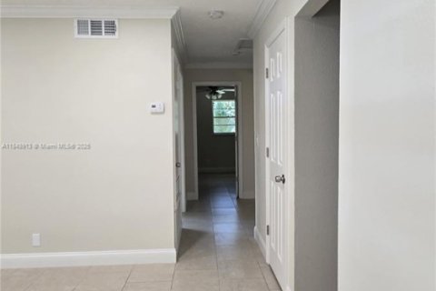 House in South Daytona, Florida 3 bedrooms, 107.4 sq.m. № 1850574 - photo 13