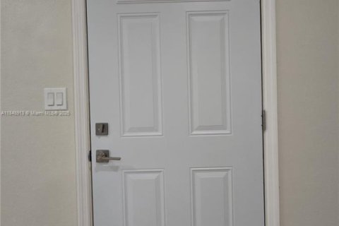 House in South Daytona, Florida 3 bedrooms, 107.4 sq.m. № 1850574 - photo 10