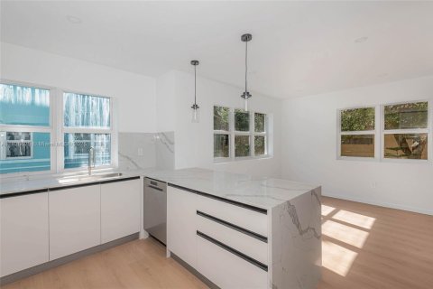 Townhouse in Fort Lauderdale, Florida 4 bedrooms, 186.36 sq.m. № 1940138 - photo 10