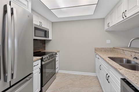 Condo in Crystal River, Florida, 2 bedrooms  № 2102525 - photo 10