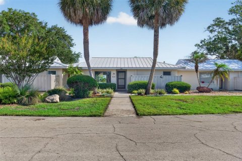 Condo in Crystal River, Florida, 2 bedrooms  № 2102525