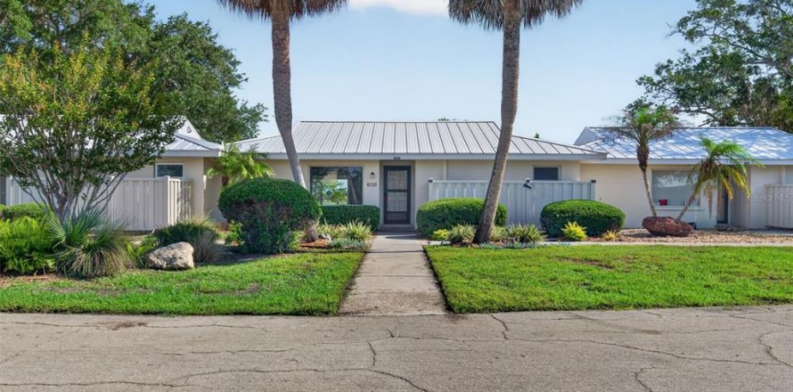 Condo in Crystal River, Florida, 2 bedrooms  № 2102525