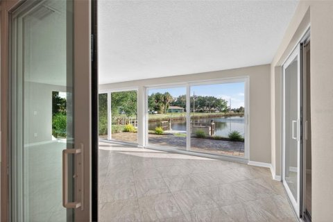 Condo in Crystal River, Florida, 2 bedrooms  № 2102525 - photo 21