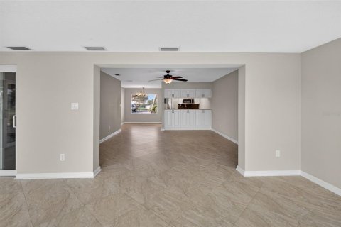 Condo in Crystal River, Florida, 2 bedrooms  № 2102525 - photo 13