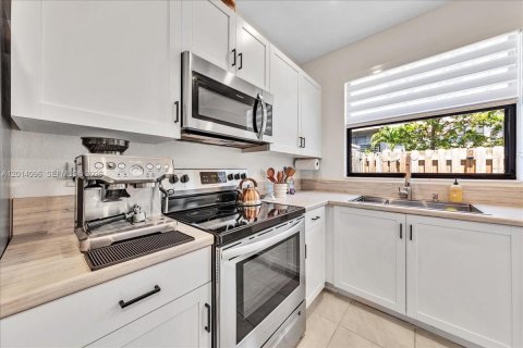 Adosado en alquiler en Miami, Florida, 3 dormitorios, 122.63 m2 № 2076404 - foto 8