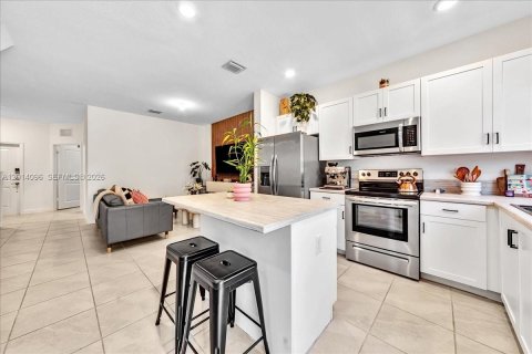 Adosado en alquiler en Miami, Florida, 3 dormitorios, 122.63 m2 № 2076404 - foto 5
