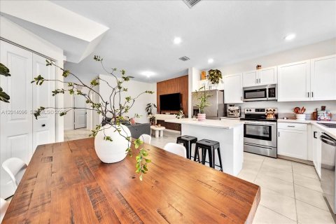 Adosado en alquiler en Miami, Florida, 3 dormitorios, 122.63 m2 № 2076404 - foto 10