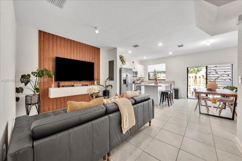 Adosado en alquiler en Miami, Florida, 3 dormitorios, 122.63 m2 № 2076404 - foto 2