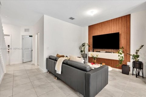Adosado en alquiler en Miami, Florida, 3 dormitorios, 122.63 m2 № 2076404 - foto 3