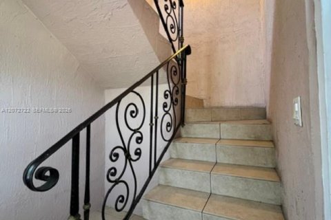 Villa ou maison à louer à Miami, Floride: 2 chambres, 379.69 m2 № 2309308 - photo 2