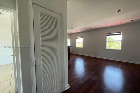 Villa ou maison à louer à Miami, Floride: 2 chambres, 379.69 m2 № 2309308 - photo 10