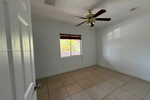 Villa ou maison à louer à Miami, Floride: 2 chambres, 379.69 m2 № 2309308 - photo 12