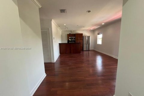Villa ou maison à louer à Miami, Floride: 2 chambres, 379.69 m2 № 2309308 - photo 6