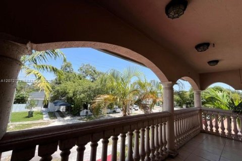 Villa ou maison à louer à Miami, Floride: 2 chambres, 379.69 m2 № 2309308 - photo 3