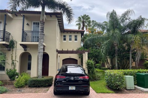 Снять в аренду таунхаус в Уэст-Палм-Бич, Флорида 3 спальни, 177.72м2, № 1967734 - фото 1