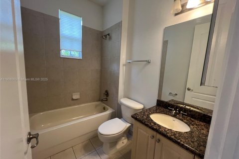 Снять в аренду таунхаус в Уэст-Палм-Бич, Флорида 3 спальни, 177.72м2, № 1967734 - фото 19