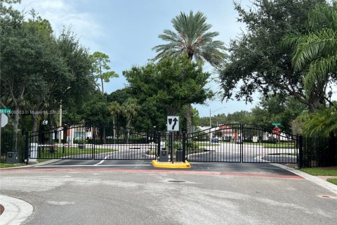 Снять в аренду таунхаус в Уэст-Палм-Бич, Флорида 3 спальни, 177.72м2, № 1967734 - фото 2