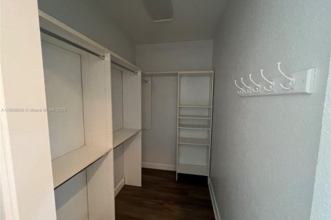 Снять в аренду таунхаус в Уэст-Палм-Бич, Флорида 3 спальни, 177.72м2, № 1967734 - фото 22