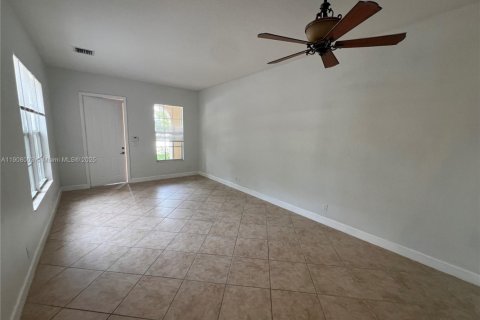 Снять в аренду таунхаус в Уэст-Палм-Бич, Флорида 3 спальни, 177.72м2, № 1967734 - фото 8