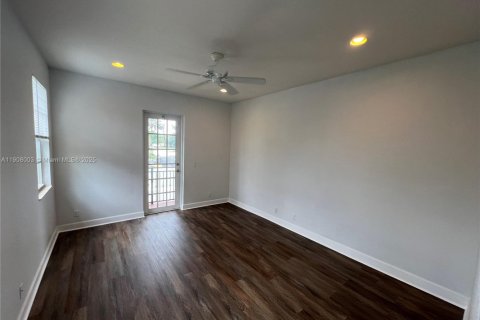 Снять в аренду таунхаус в Уэст-Палм-Бич, Флорида 3 спальни, 177.72м2, № 1967734 - фото 13