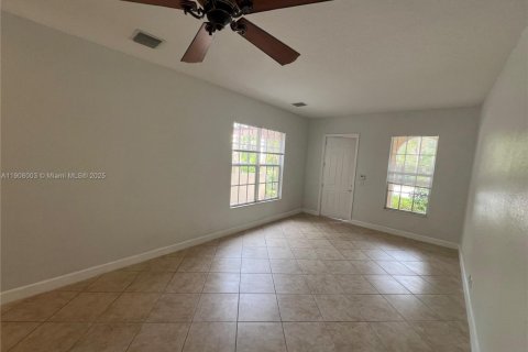 Снять в аренду таунхаус в Уэст-Палм-Бич, Флорида 3 спальни, 177.72м2, № 1967734 - фото 7