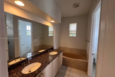 Снять в аренду таунхаус в Уэст-Палм-Бич, Флорида 3 спальни, 177.72м2, № 1967734 - фото 15