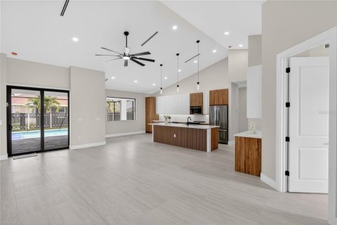 Casa en venta en Cape Coral, Florida, 4 dormitorios, 195.84 m2 № 2092384 - foto 10