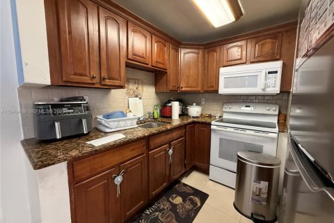 Copropriété à louer à Miami, Floride: 2 chambres, 77.57 m2 № 1999720 - photo 2