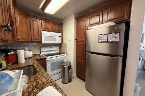 Copropriété à louer à Miami, Floride: 2 chambres, 77.57 m2 № 1999720 - photo 3