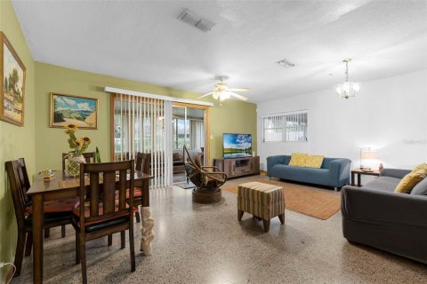 Casa en venta en Orlando, Florida, 4 dormitorios, 136.94 m2 № 1725308 - foto 6