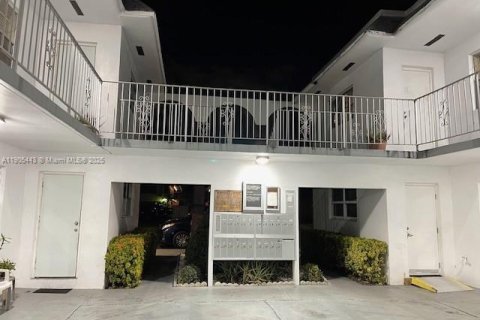 Condo in Hollywood, Florida, 1 bedroom  № 1956185 - photo 1