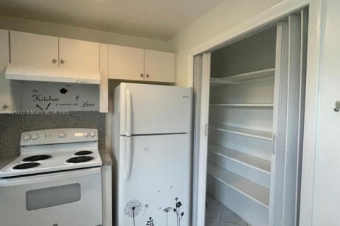 Condo in Hollywood, Florida, 1 bedroom  № 1956185 - photo 6