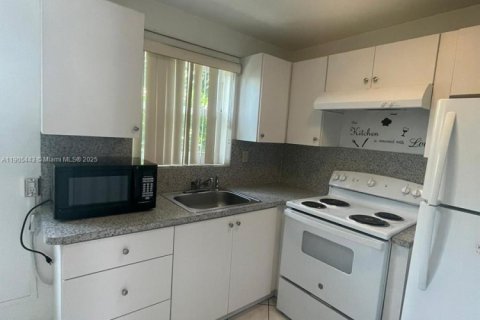 Condo in Hollywood, Florida, 1 bedroom  № 1956185 - photo 5