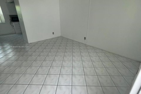 Condo in Hollywood, Florida, 1 bedroom  № 1956185 - photo 3