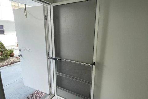 Condo in Hollywood, Florida, 1 bedroom  № 1956185 - photo 2