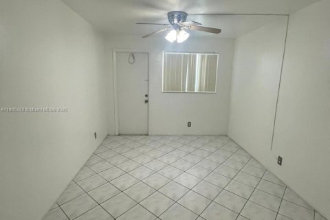 Condo in Hollywood, Florida, 1 bedroom  № 1956185 - photo 9