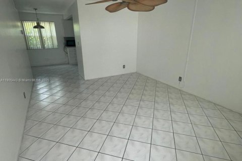 Condo in Hollywood, Florida, 1 bedroom  № 1956185 - photo 4