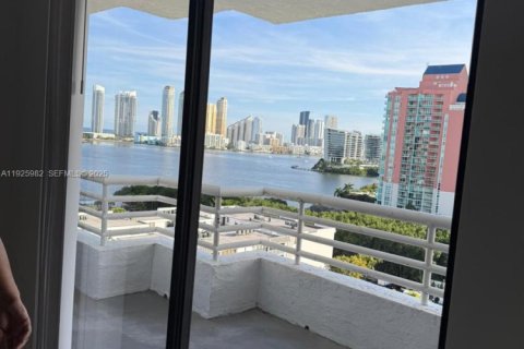Снять в аренду кондоминиум в Авентура, Флорида 1 спальня, 91.97м2, № 1984463 - фото 1