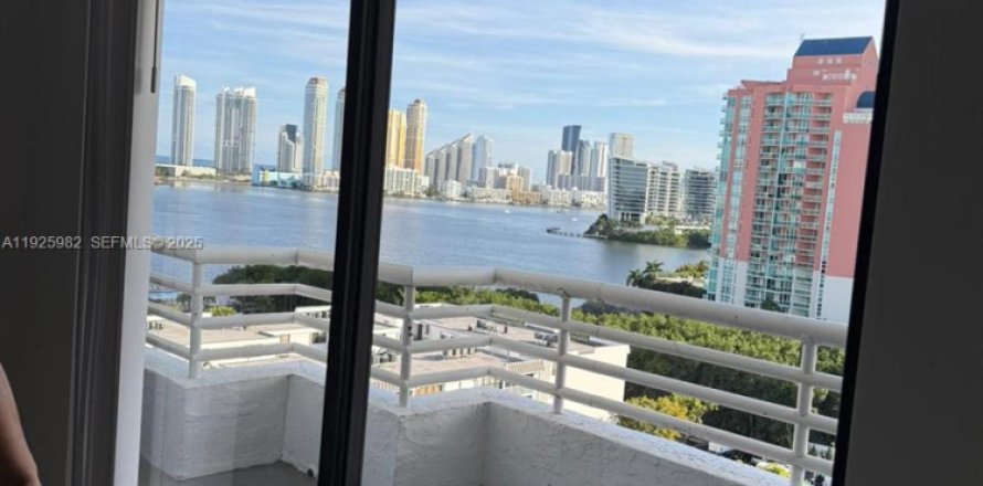 Кондоминиум с 1 спальней в Авентура, Флорида № 1984463