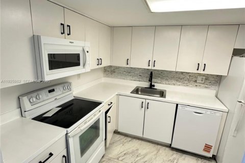 Снять в аренду кондоминиум в Авентура, Флорида 1 спальня, 91.97м2, № 1984463 - фото 2