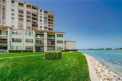 Condo in Saint Petersburg, Florida, 2 bedrooms  № 2397114 - photo 4