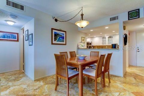Condo in Saint Petersburg, Florida, 2 bedrooms  № 2397114 - photo 17