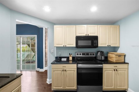 Condo in Saint Petersburg, Florida, 2 bedrooms  № 1732317 - photo 9