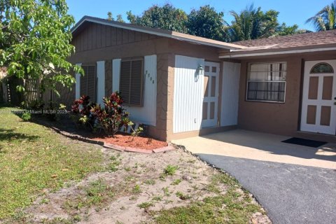 Купить виллу или дом в Норт-Лодердейл, Флорида 4 спальни, 124.95м2, № 1972017 - фото 1