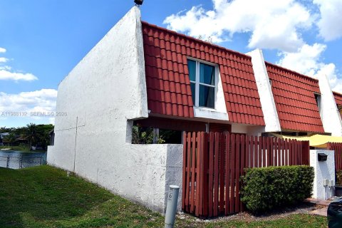 Купить таунхаус в Майами, Флорида 3 спальни, 140.28м2, № 2049015 - фото 4