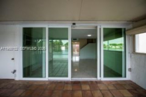 Adosado en venta en Miami, Florida, 3 dormitorios, 140.28 m2 № 2049015 - foto 16